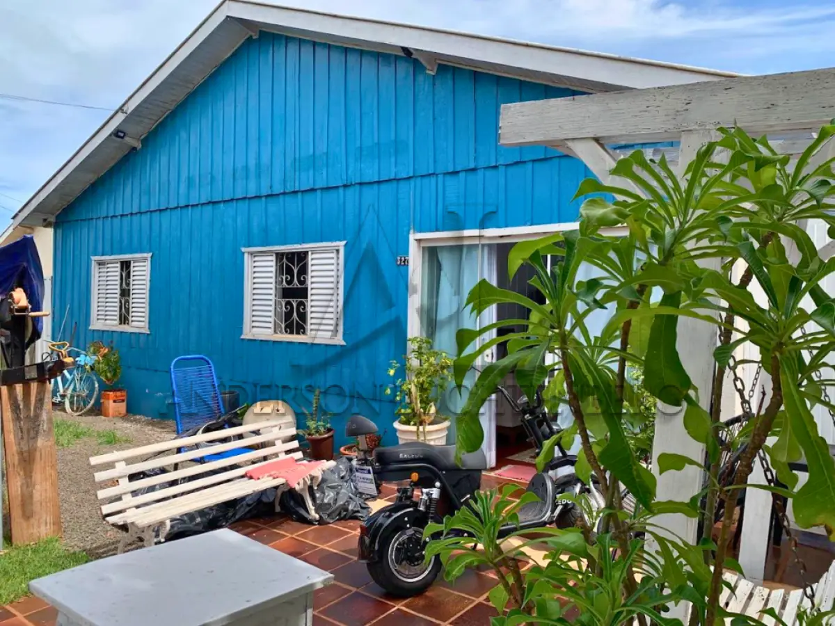 LOTE 001 - CASA  DE MADEIRA NA CIDADE DE PRIMEIRO DE MAIO - PR