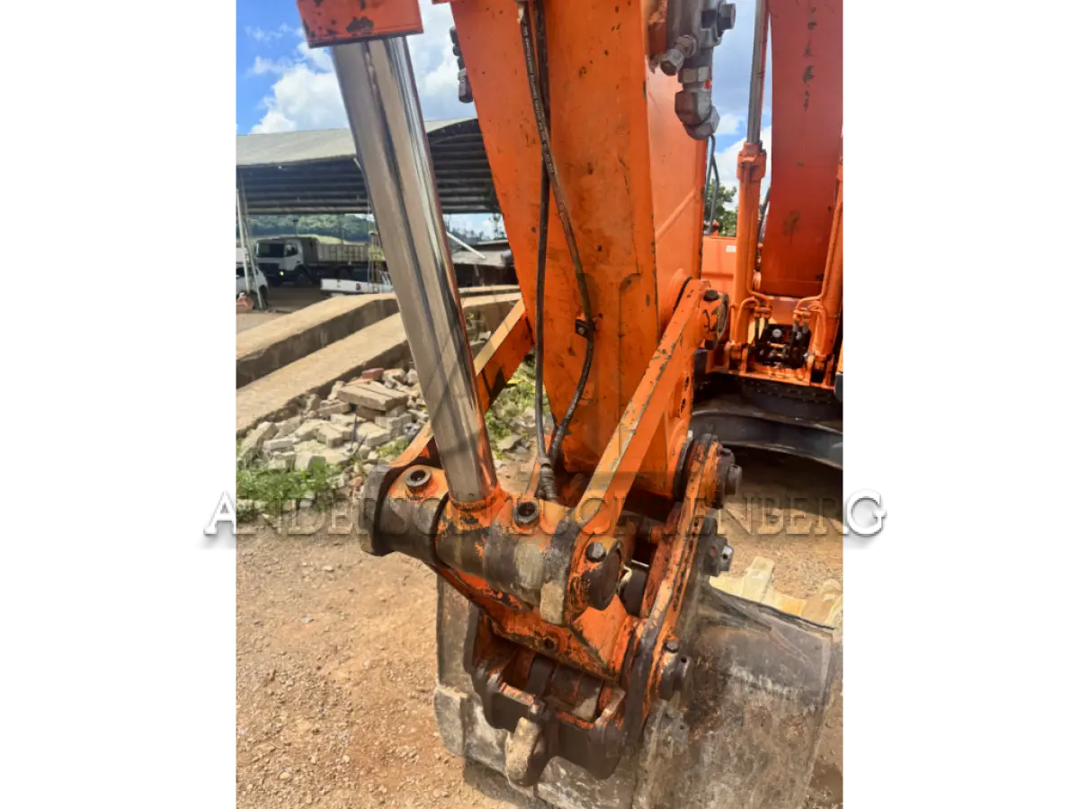 LOTE 002 - Escavadeira Hidráulica Doosan DX180LC - 2014 - com concha e rompedor DXB 170H