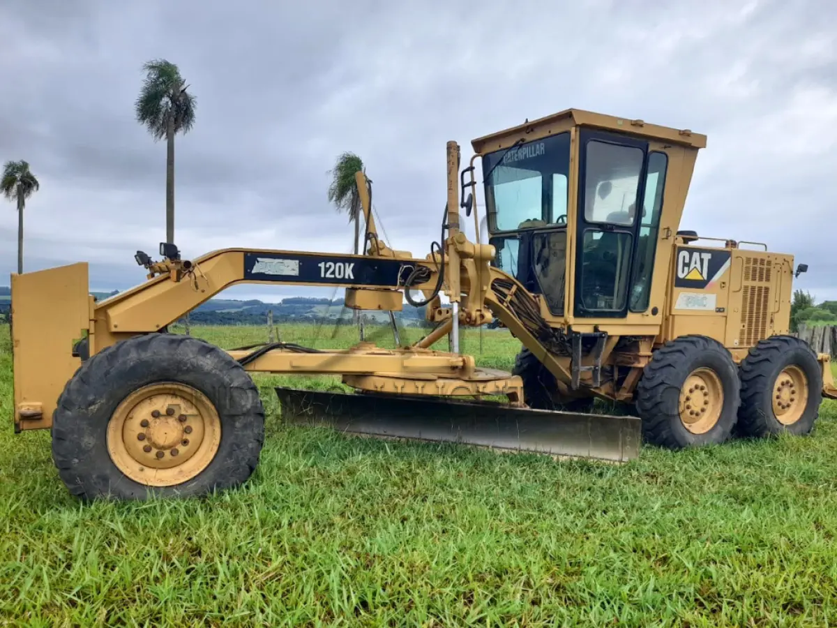 LOTE 006 - MOTONIVELADORA CATERPILLAR 120K ano 2013