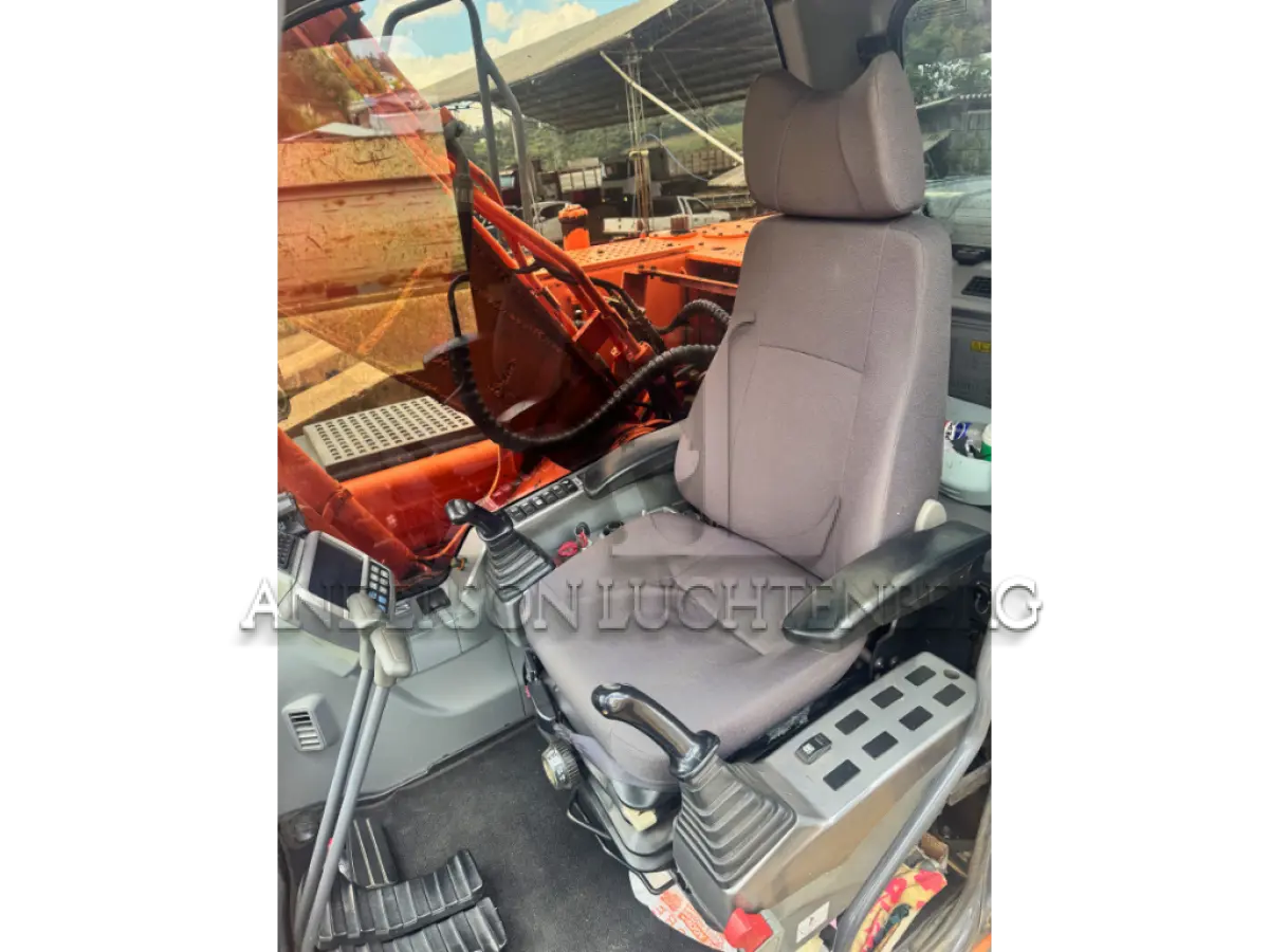 LOTE 002 - Escavadeira Hidráulica Doosan DX180LC - 2014 - com concha e rompedor DXB 170H