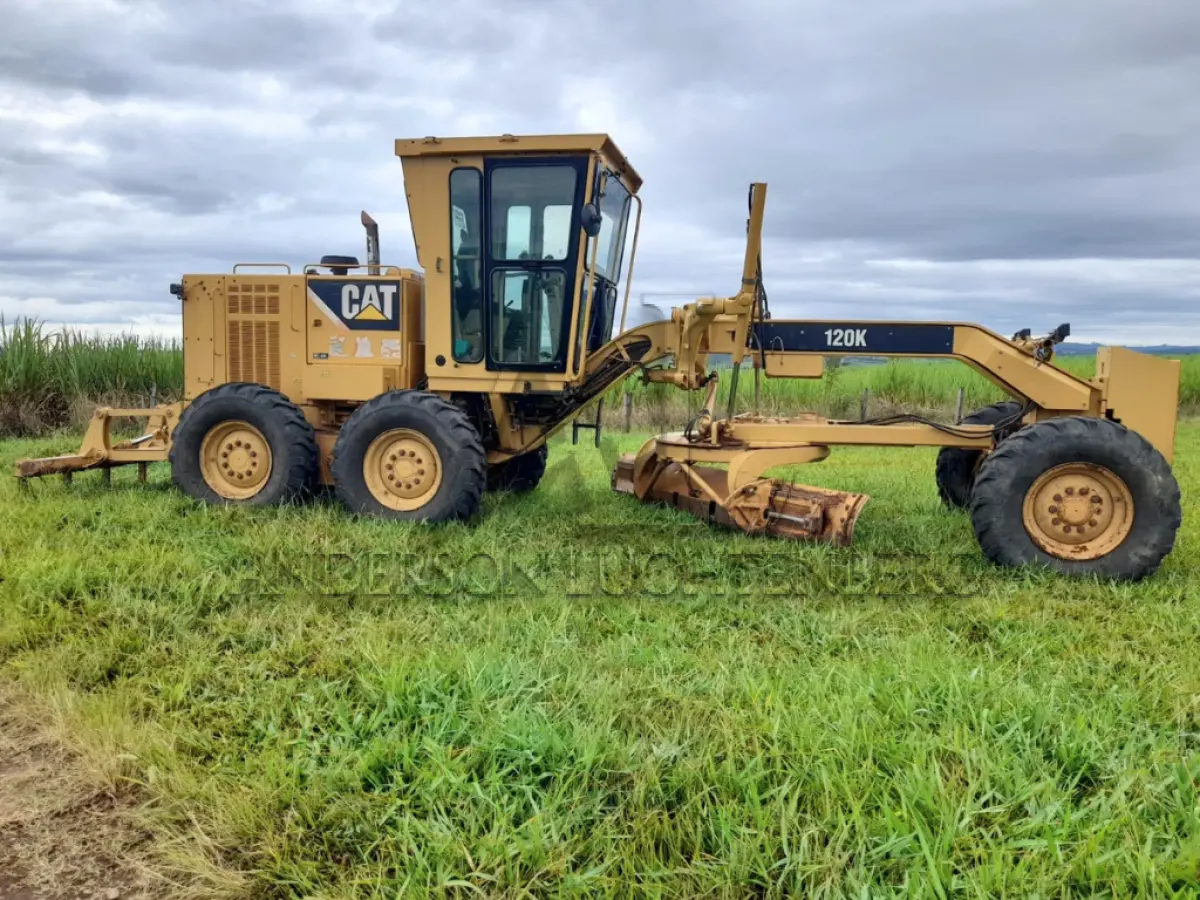 LOTE 006 - MOTONIVELADORA CATERPILLAR 120K ano 2013