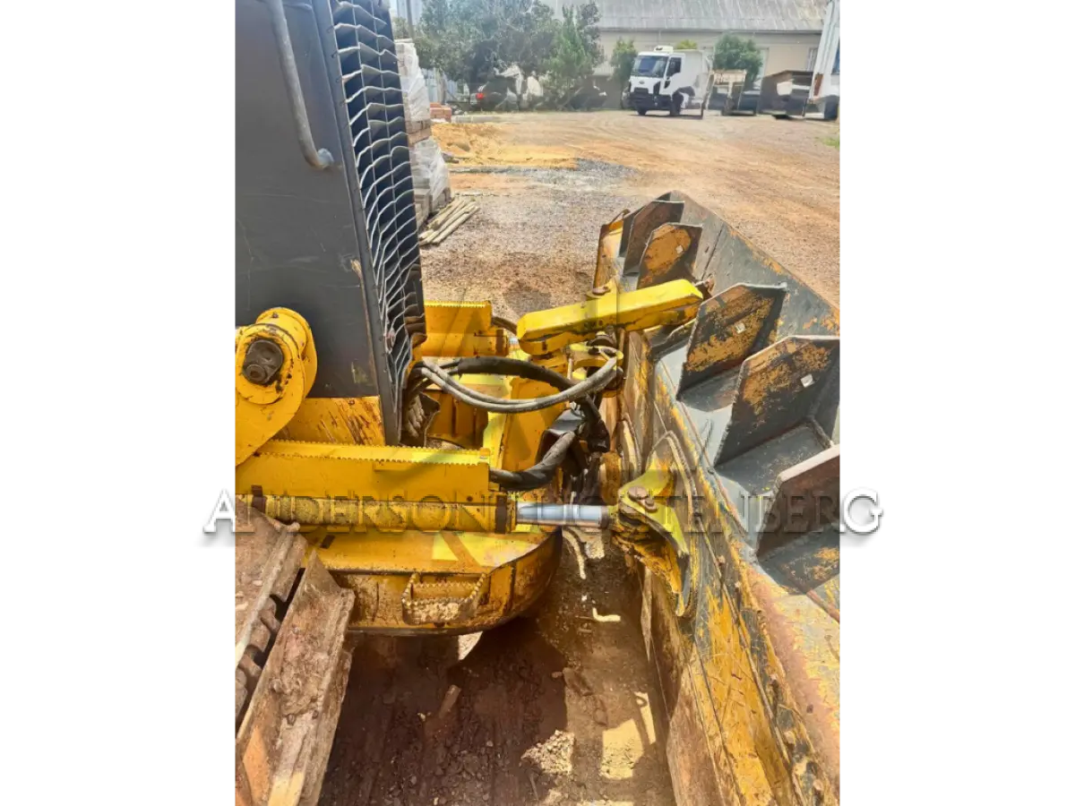 LOTE 003 - Trator de Esteiras John Deere 700J - 2014/2014