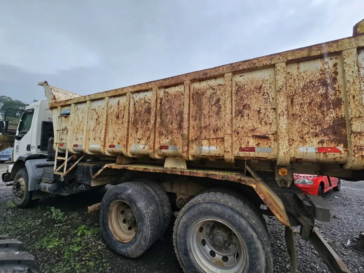 LOTE 004 - CAMINHÃO VOLVO - VM 270 6X4 R. 2013