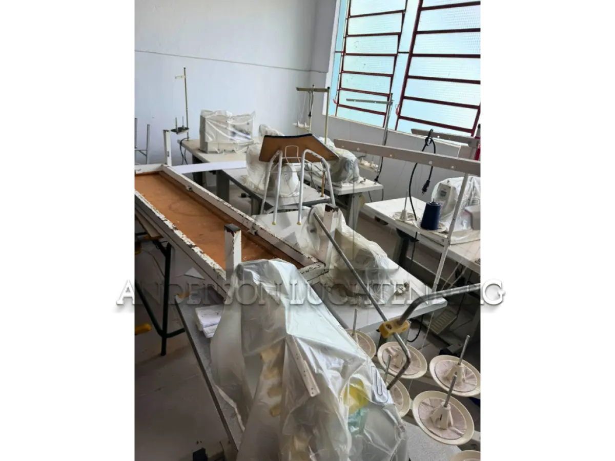 LOTE 001 - 12 Máquinas de costura - 01 Máquina de pregar botões