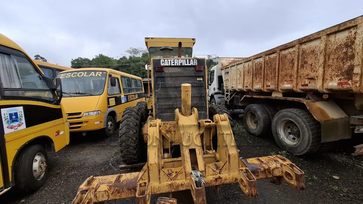 LOTE 005 - MOTONIVELADORA CATERPILLAR 140H - 1998