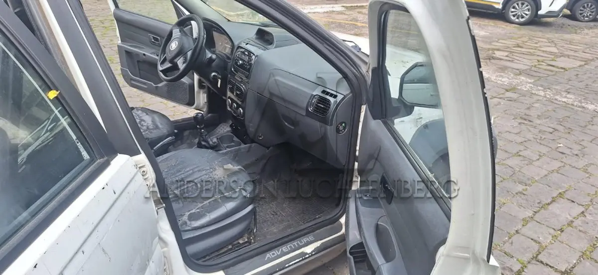 LOTE 016 - FIAT/WEEKEND ADVENTURE