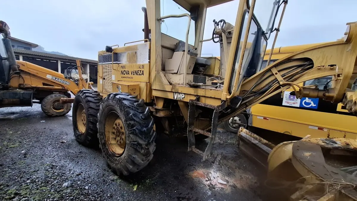 LOTE 005 - MOTONIVELADORA CATERPILLAR 140H - 1998
