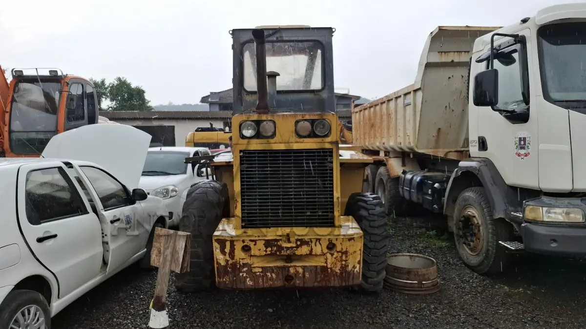 LOTE 005 - MOTONIVELADORA CATERPILLAR 140H - 1998