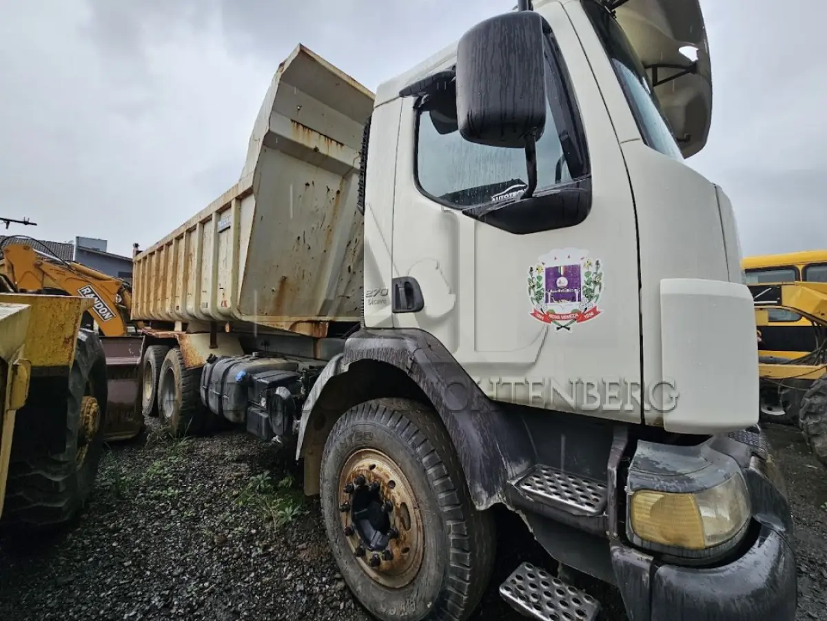 LOTE 004 - CAMINHÃO VOLVO - VM 270 6X4 R. 2013