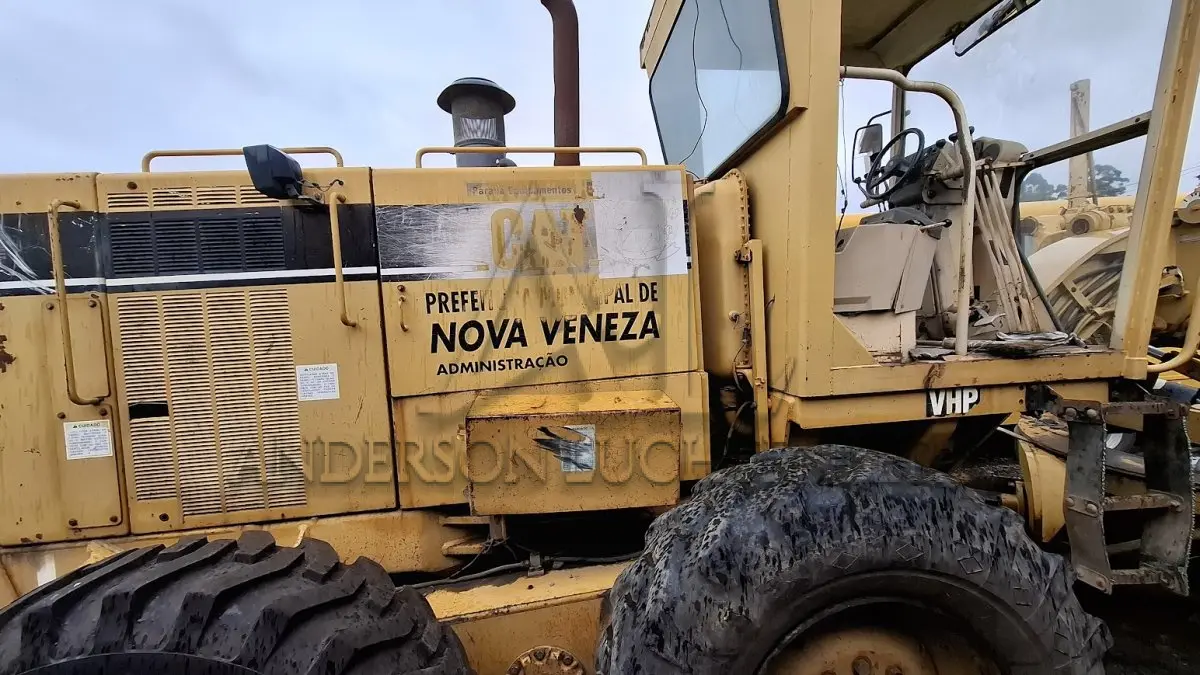 LOTE 005 - MOTONIVELADORA CATERPILLAR 140H - 1998