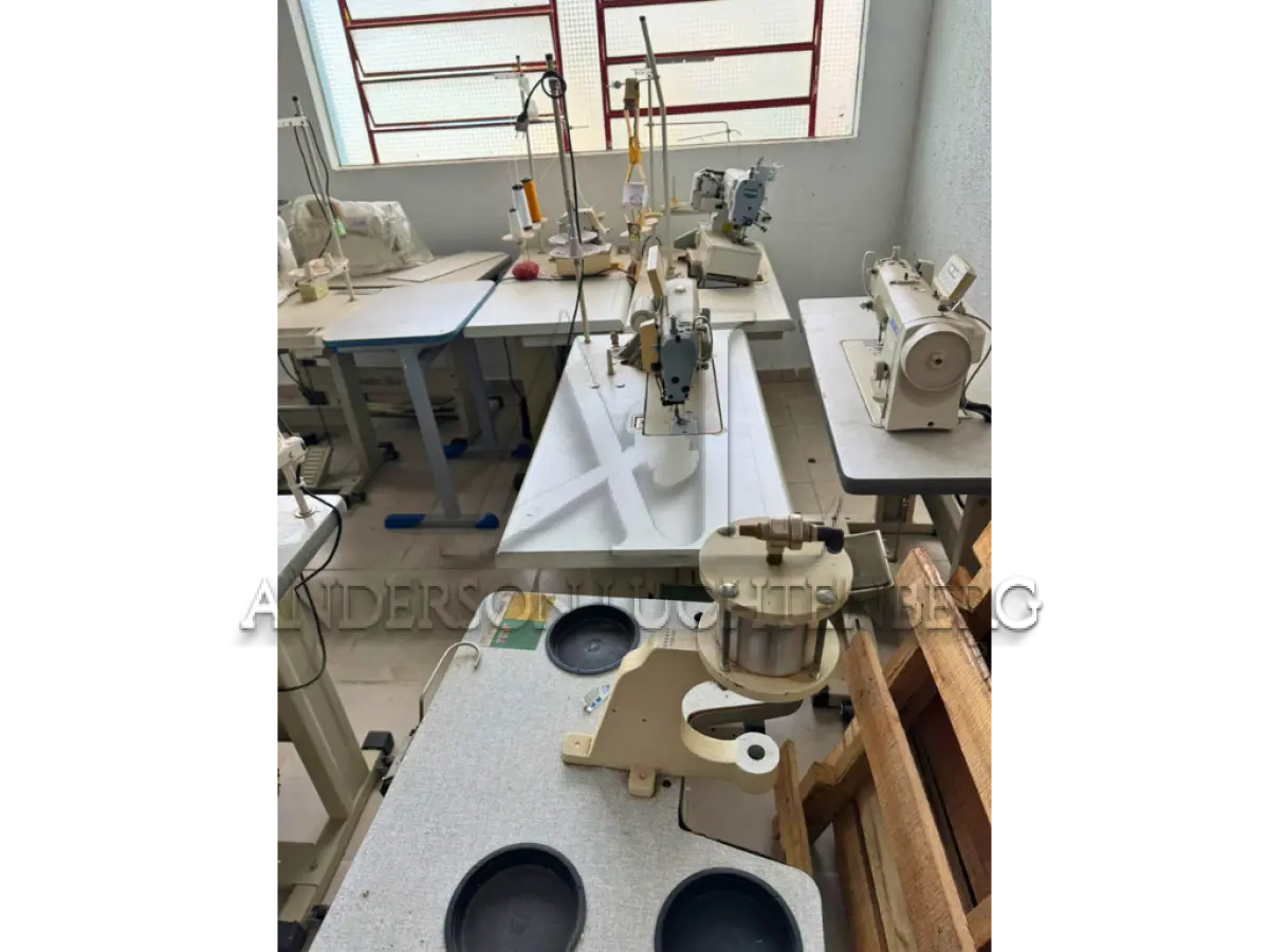 LOTE 001 - 12 Máquinas de costura - 01 Máquina de pregar botões