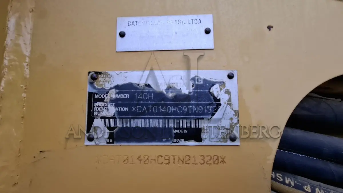 LOTE 005 - MOTONIVELADORA CATERPILLAR 140H - 1998