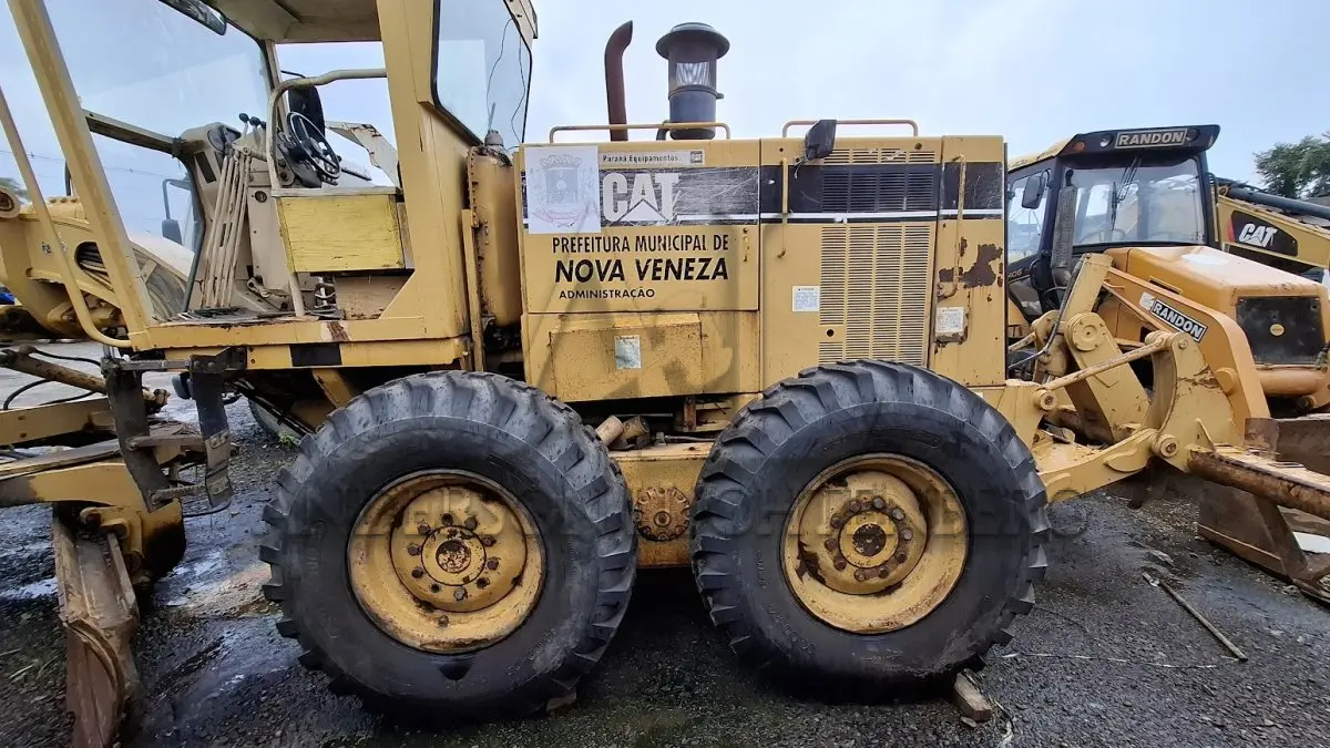 LOTE 005 - MOTONIVELADORA CATERPILLAR 140H - 1998