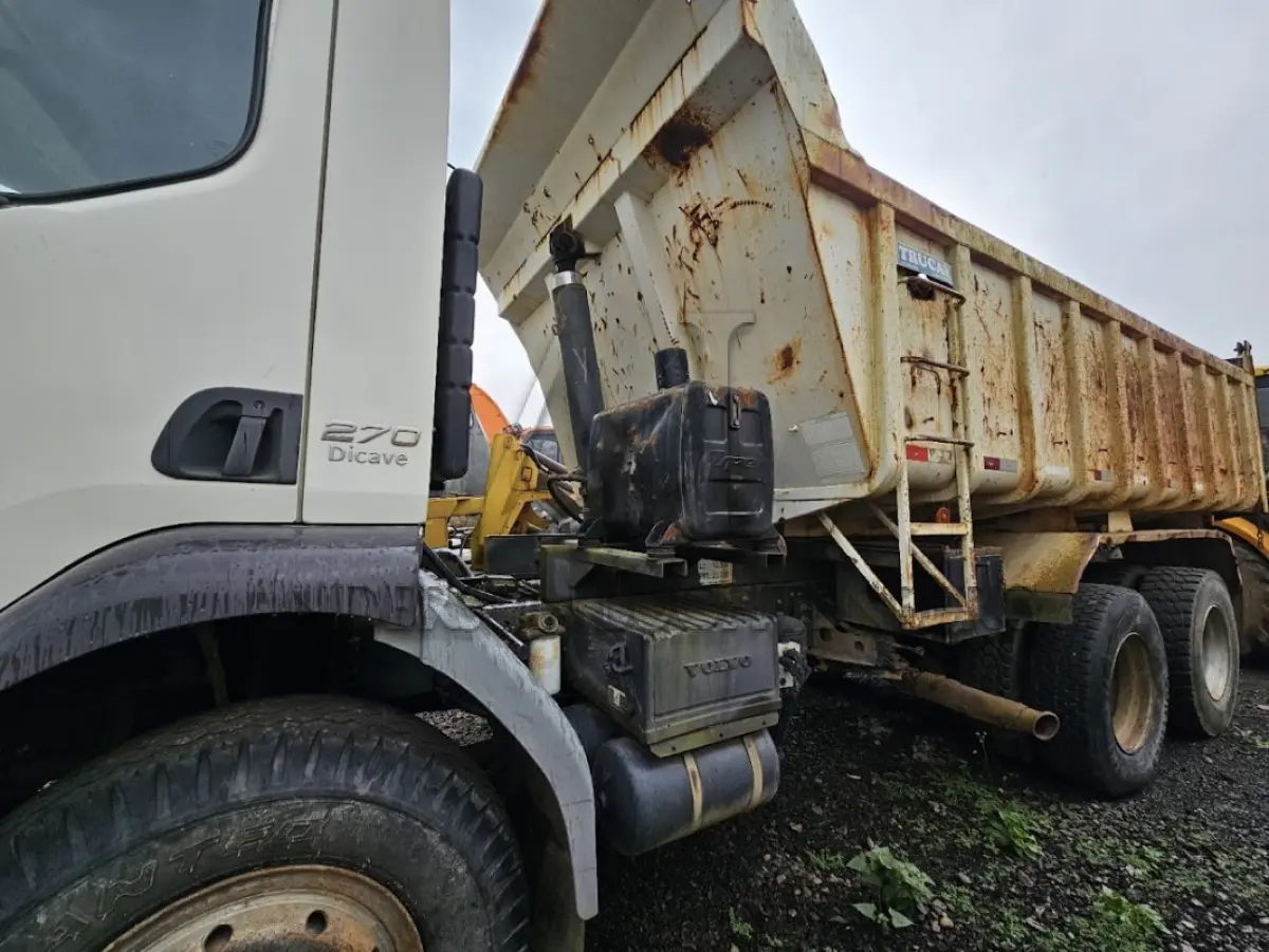 LOTE 004 - CAMINHÃO VOLVO - VM 270 6X4 R. 2013