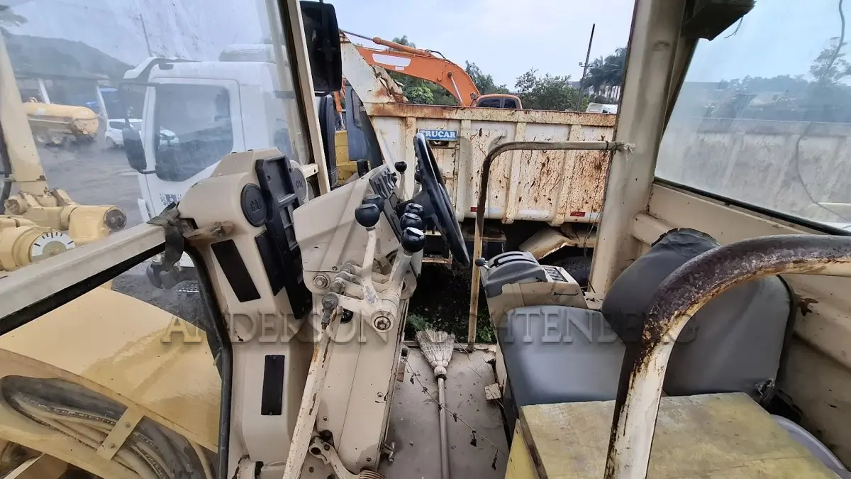 LOTE 005 - MOTONIVELADORA CATERPILLAR 140H - 1998