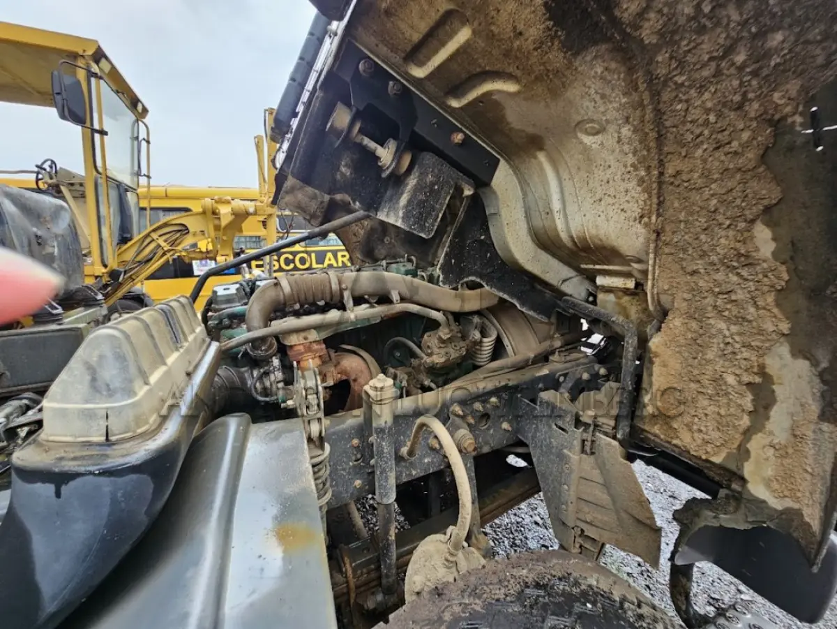 LOTE 004 - CAMINHÃO VOLVO - VM 270 6X4 R. 2013