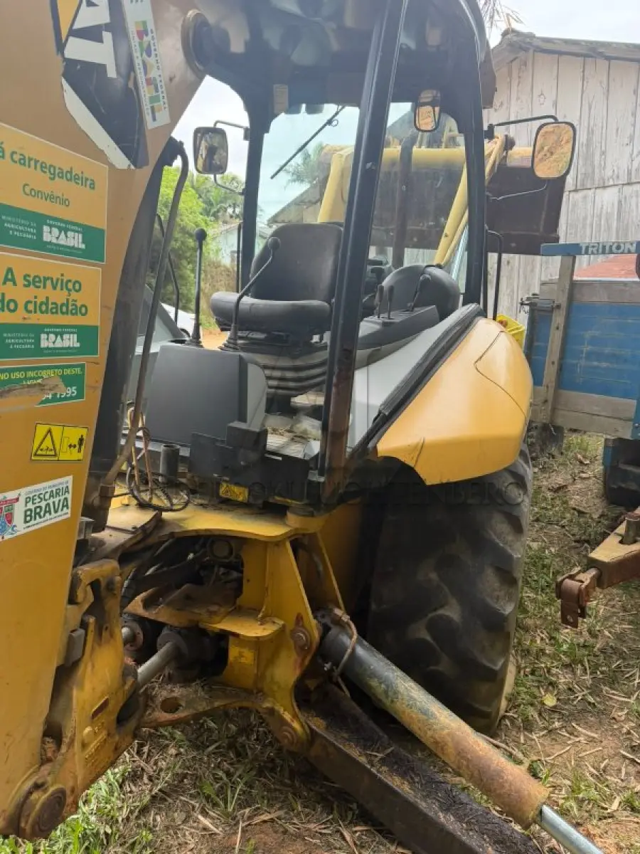 LOTE 002 - Retroescavadeira Caterpillar 416E