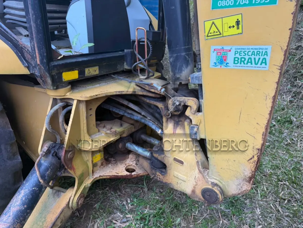 LOTE 002 - Retroescavadeira Caterpillar 416E