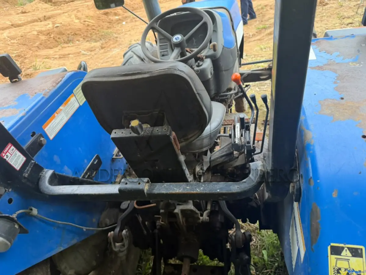 LOTE 001 - Trator agrícola New Holland TT4030 ano 2010