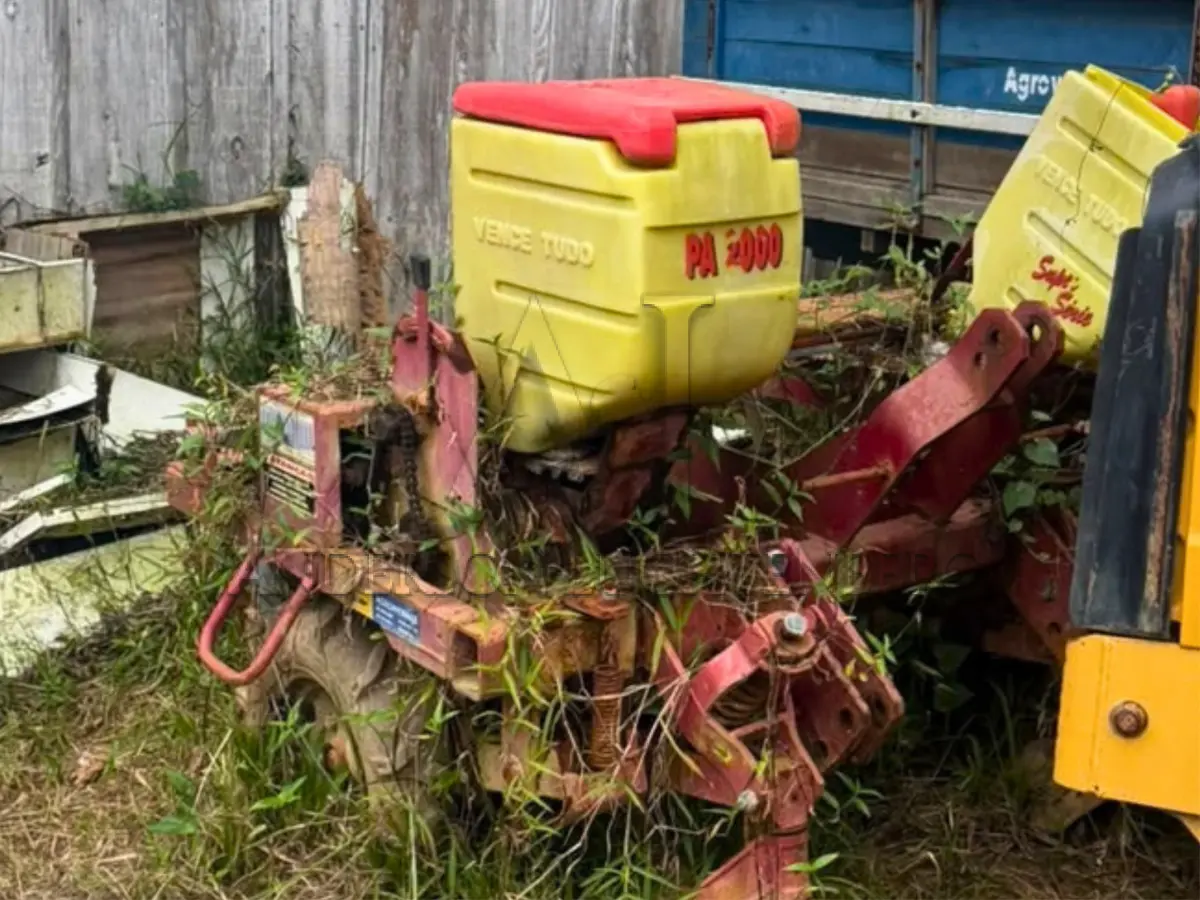LOTE 003 - Plantadeira/adubadeira agrícola “Vence Tudo”, em estado de sucateamento