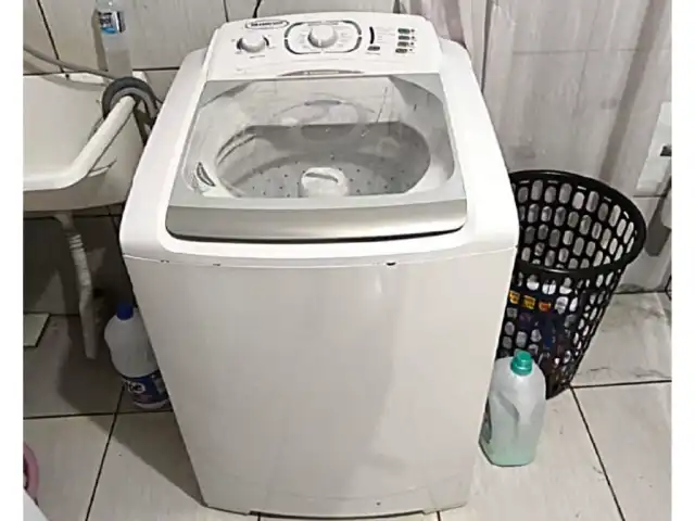 Máquina de lavar roupas 15kg, marca Eletrolux.