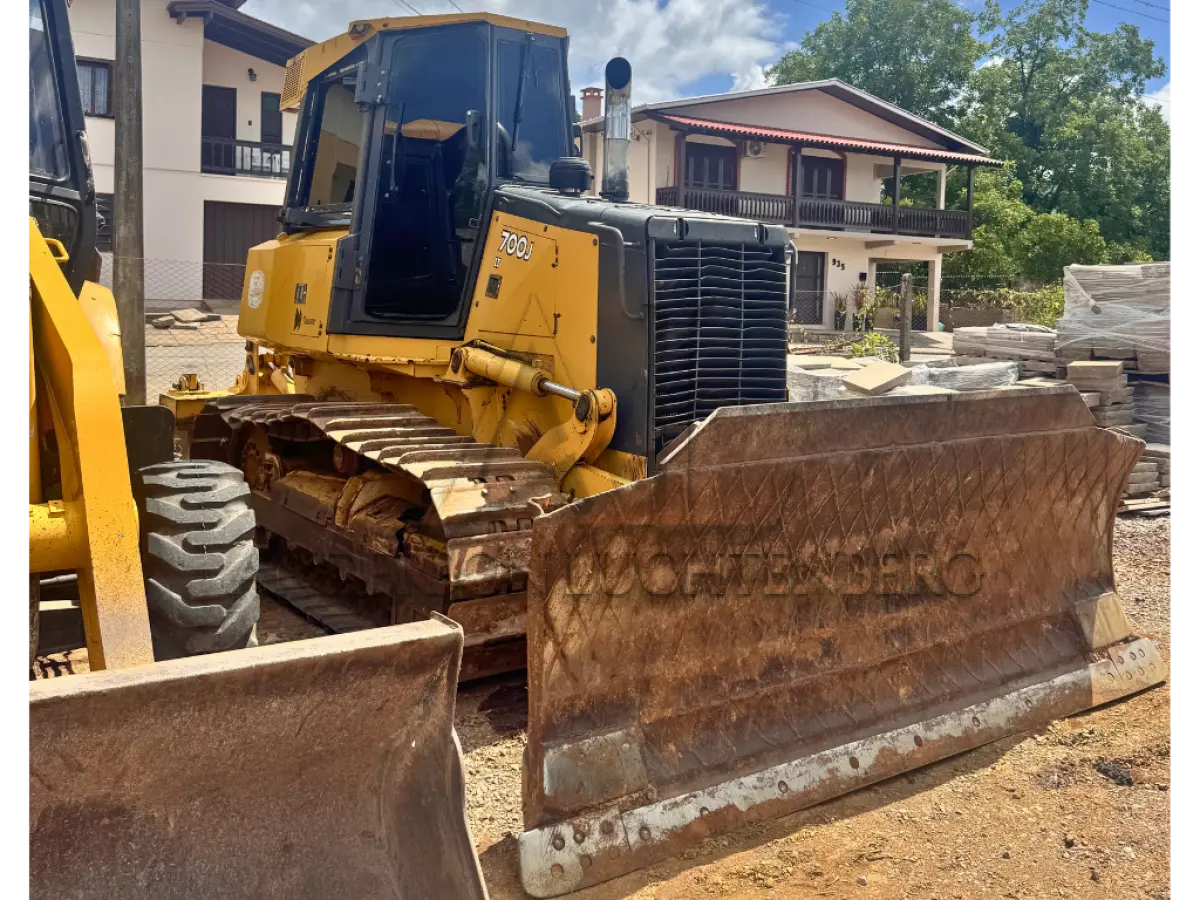 LOTE 003 - Trator de Esteiras John Deere 700J - 2014/2014