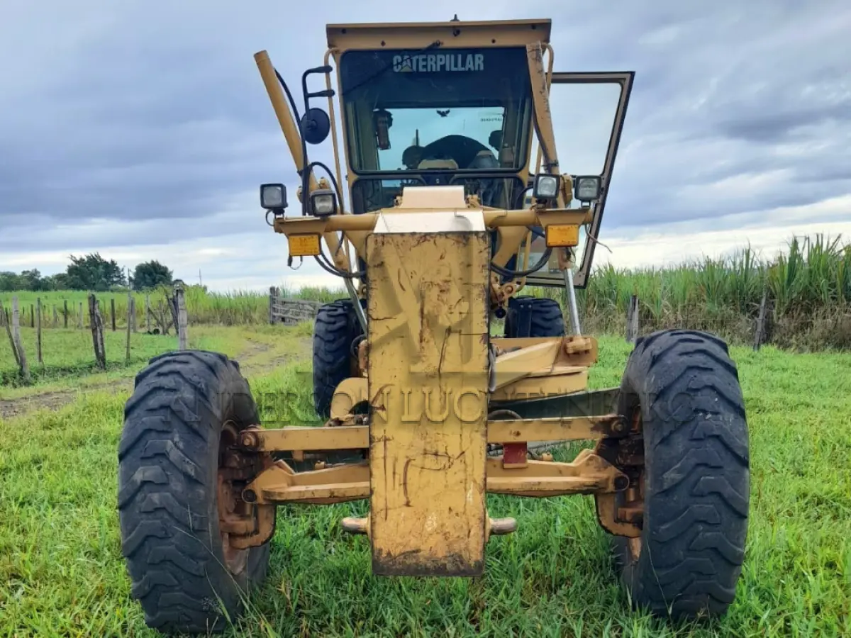 LOTE 006 - MOTONIVELADORA CATERPILLAR 120K ano 2013