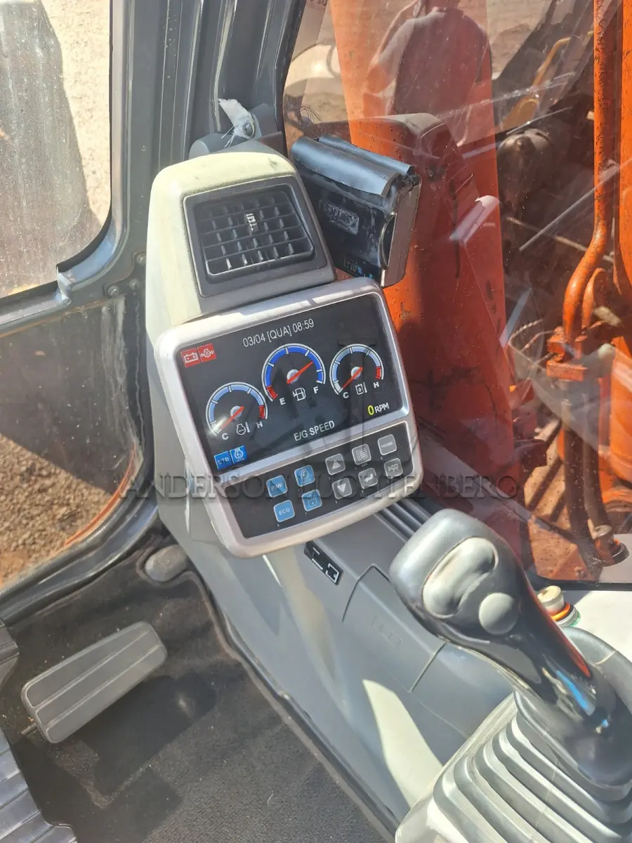 LOTE 002 - Escavadeira Hidráulica Doosan DX180LC - 2014 - com concha e rompedor DXB 170H