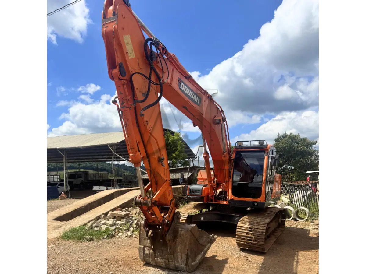 LOTE 002 - Escavadeira Hidráulica Doosan DX180LC - 2014 - com concha e rompedor DXB 170H