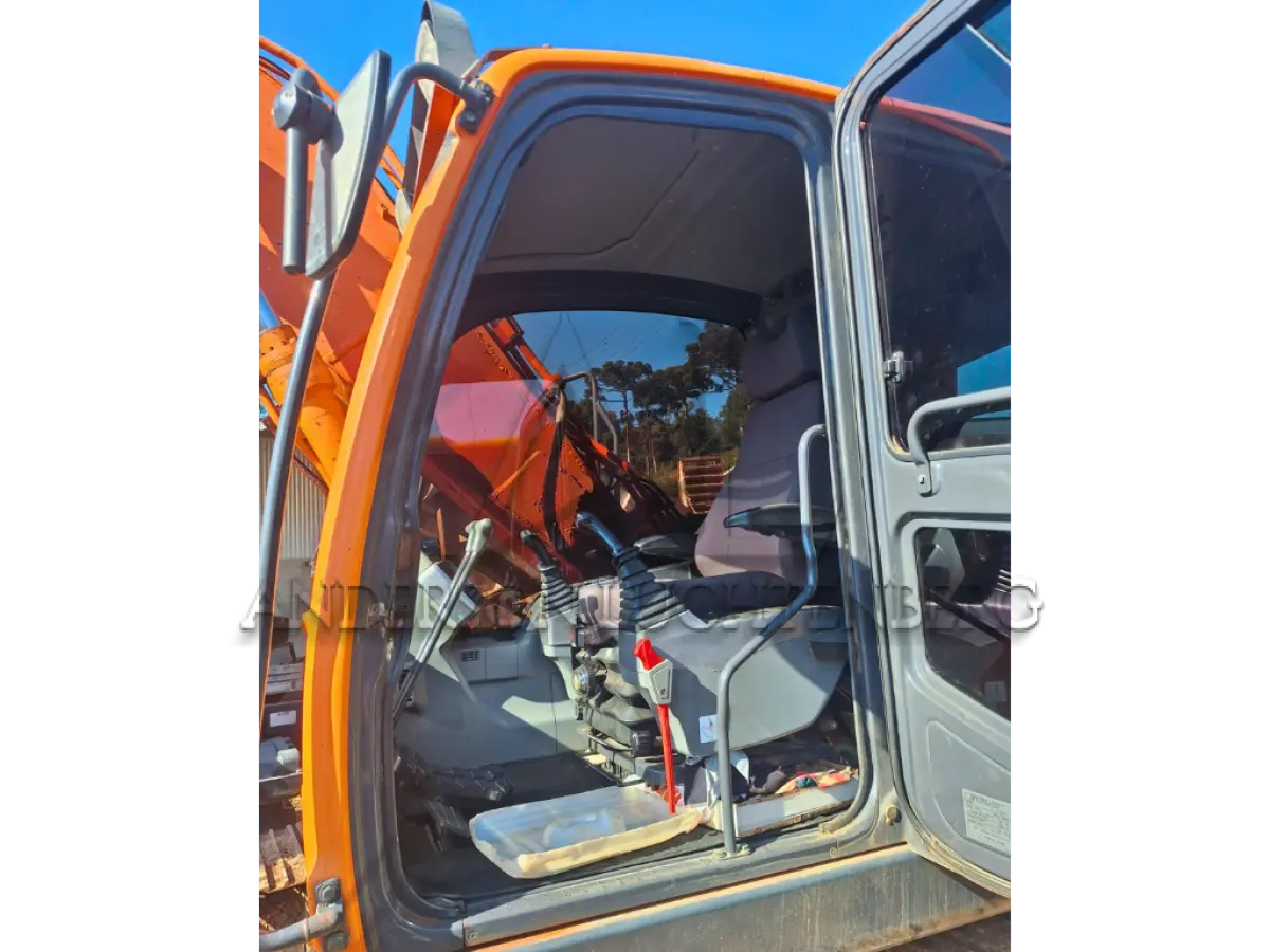 LOTE 002 - Escavadeira Hidráulica Doosan DX180LC - 2014 - com concha e rompedor DXB 170H