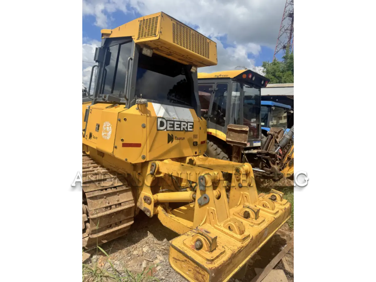 LOTE 003 - Trator de Esteiras John Deere 700J - 2014/2014