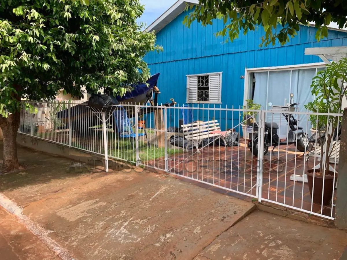 LOTE 001 - CASA  DE MADEIRA NA CIDADE DE PRIMEIRO DE MAIO - PR