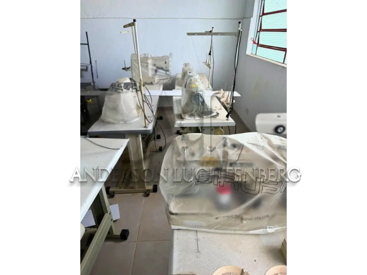 LOTE 001 - 12 Máquinas de costura - 01 Máquina de pregar botões