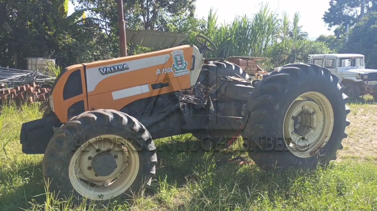 LOTE 002 - TRATOR VALTRA 4X4 A750L 2013/2013
