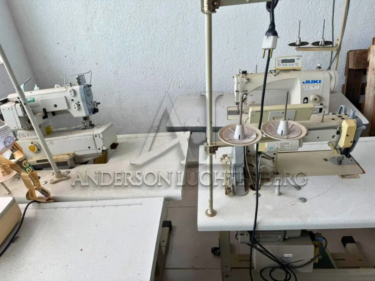 LOTE 001 - 12 Máquinas de costura - 01 Máquina de pregar botões