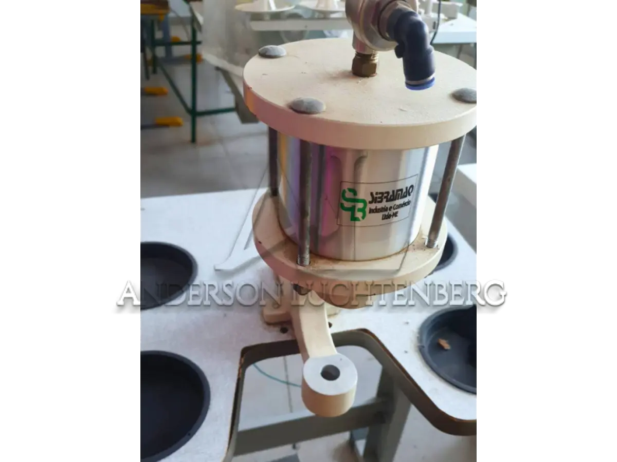 LOTE 001 - 12 Máquinas de costura - 01 Máquina de pregar botões