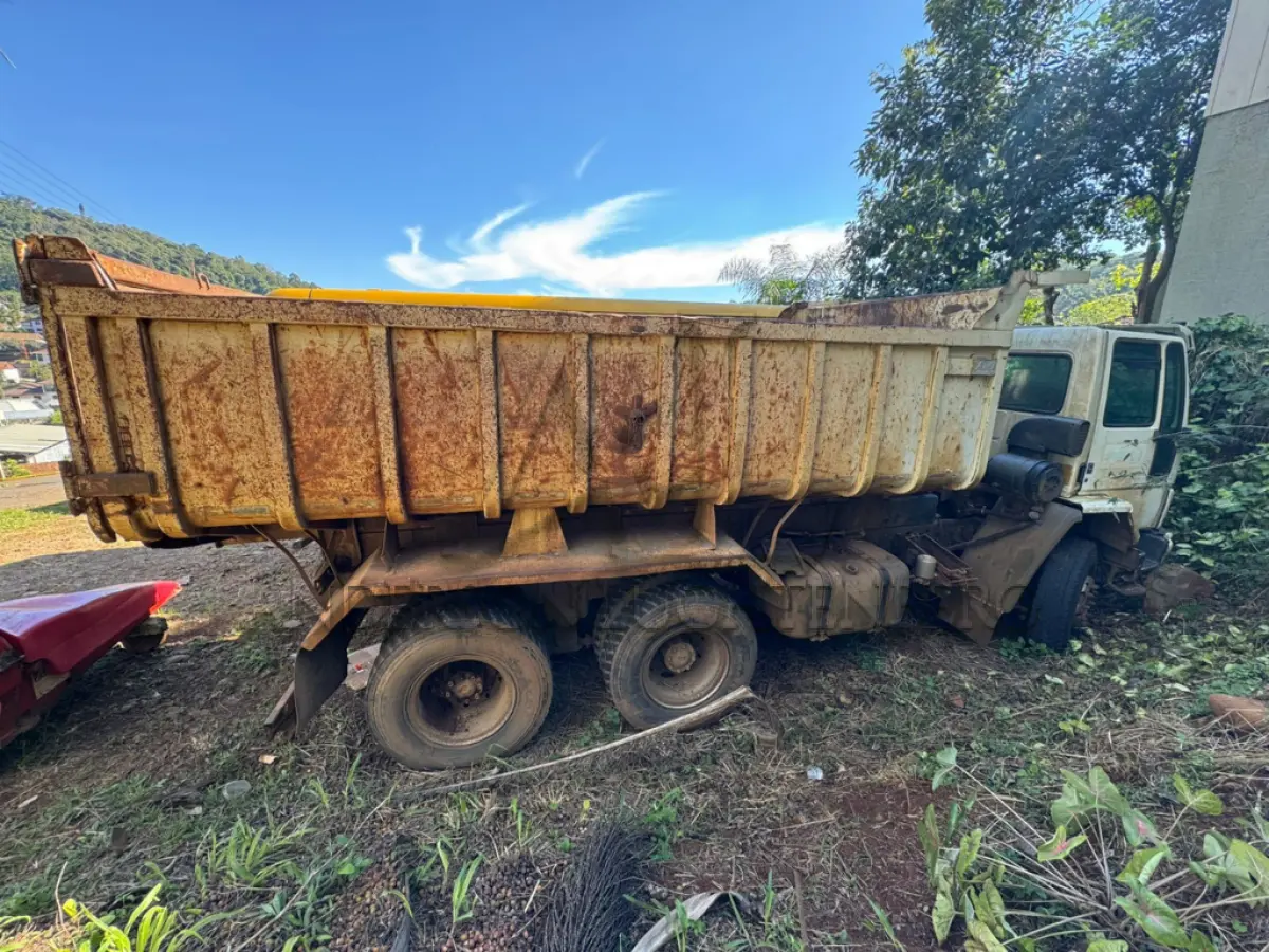 LOTE 009 - CAMINHÃO CAÇAMBA – FORD / CARGO 2628 E 6X4 T 3-EIXOS 2P, ANO 2008