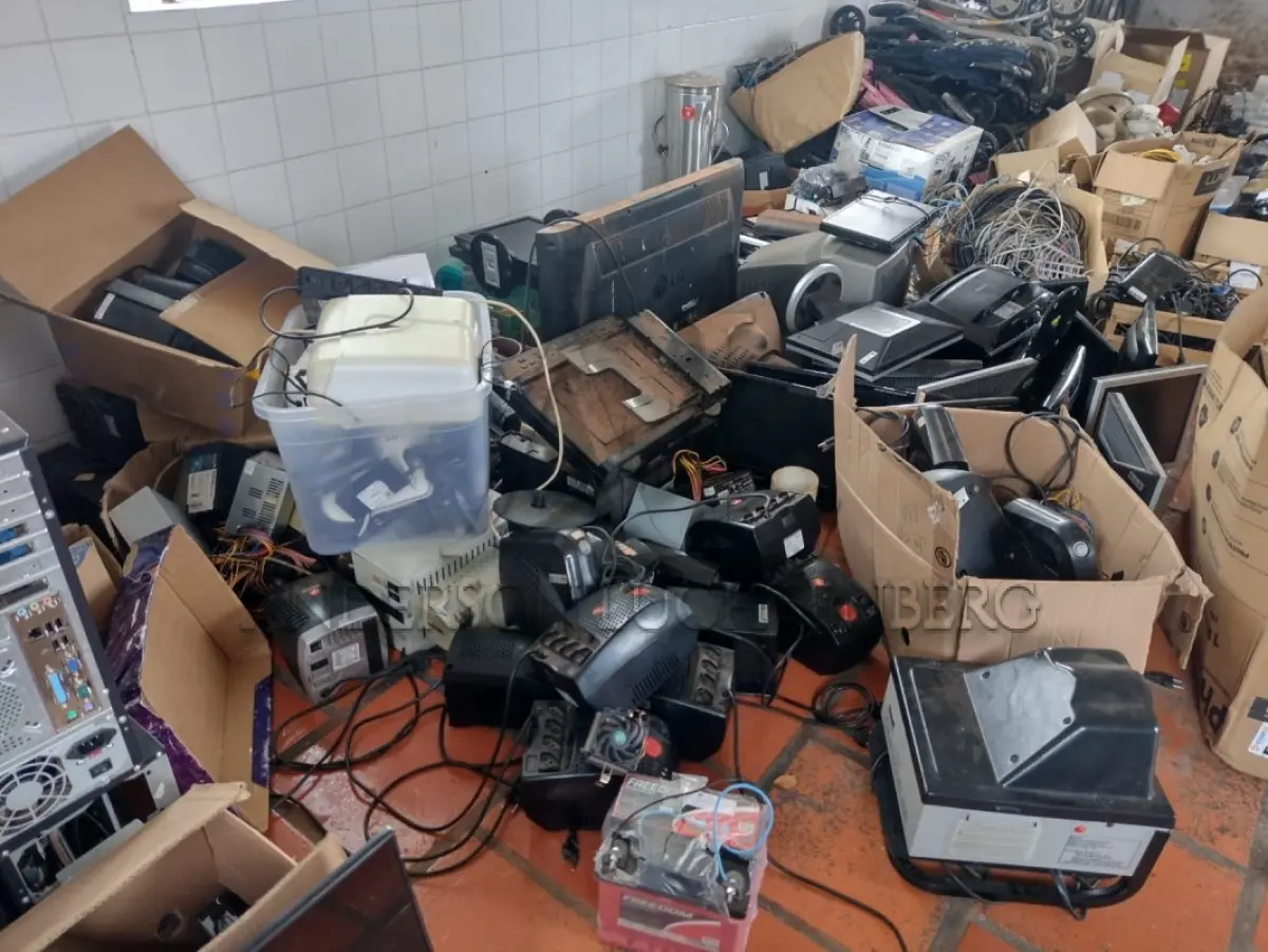 LOTE 026 - Sucatas de eletrônicos diversos