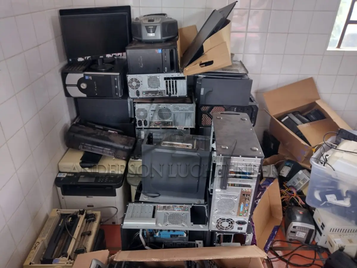 LOTE 026 - Sucatas de eletrônicos diversos