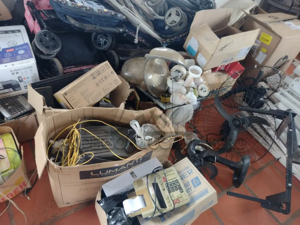 LOTE 026 - Sucatas de eletrônicos diversos