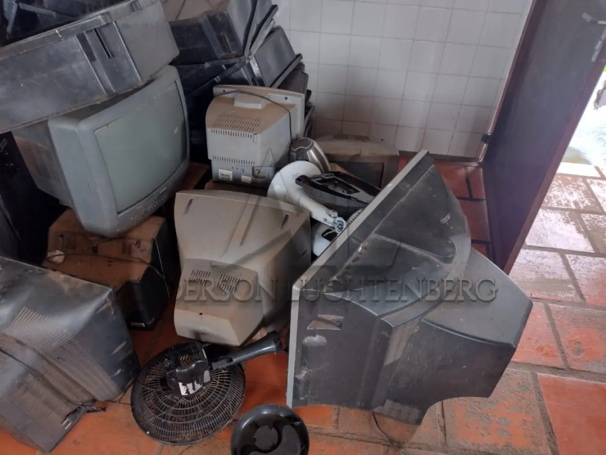 LOTE 026 - Sucatas de eletrônicos diversos