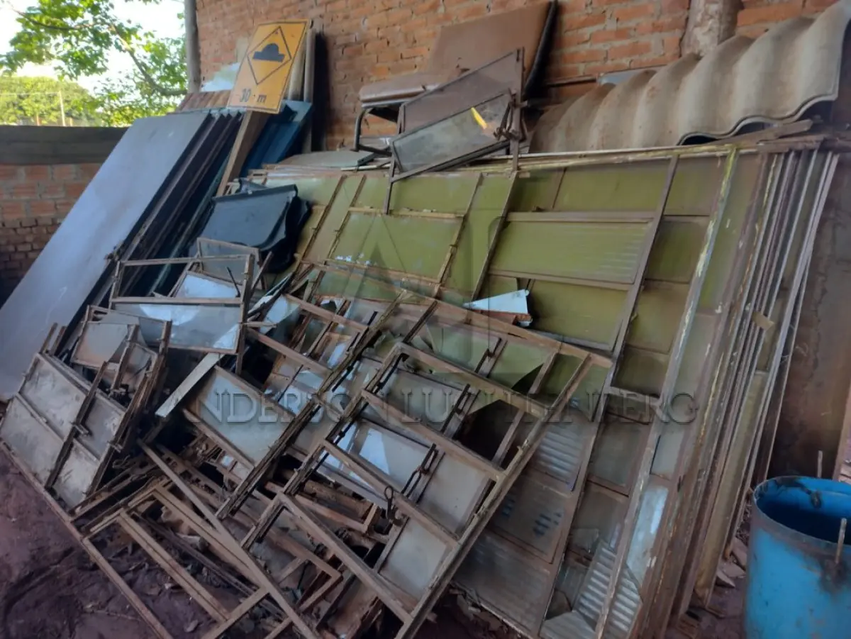 LOTE 020 - Portas de ferro  e Diversas janelas