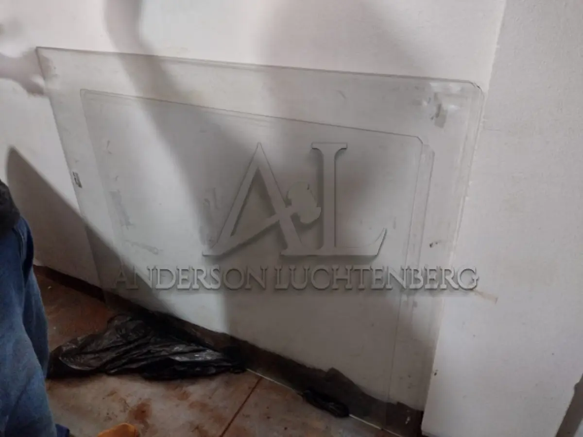 LOTE 018 - Lote de portas temperadas tamanhos diversos e 1 porta de madeira 2,10x 0,80