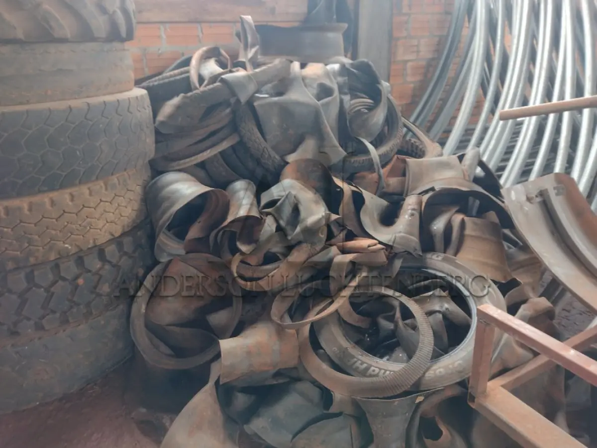 LOTE 028 - 70 pneus tamanhos diversos