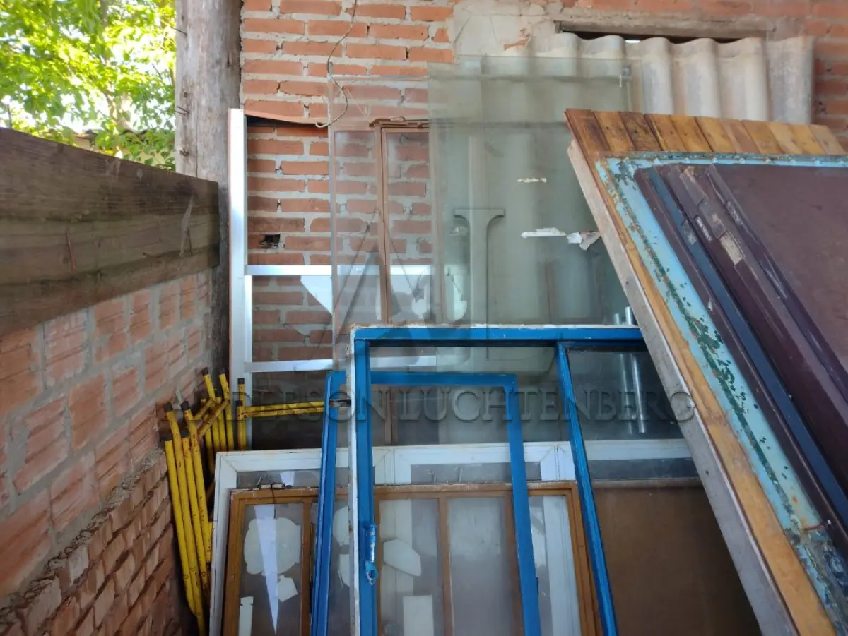 LOTE 020 - Portas de ferro  e Diversas janelas
