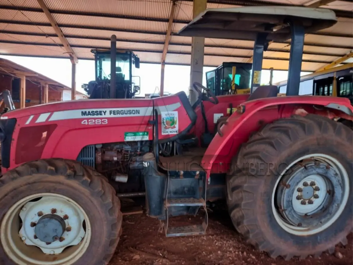 LOTE 007 - Trator de pneus Massey Ferguson 4283 4x4. Ano/mod 2015/2015