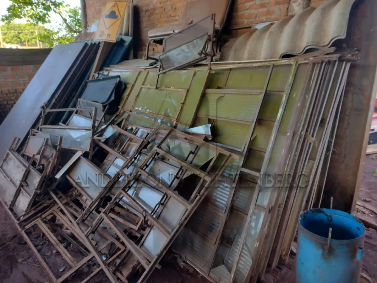 LOTE 020 - Portas de ferro  e Diversas janelas