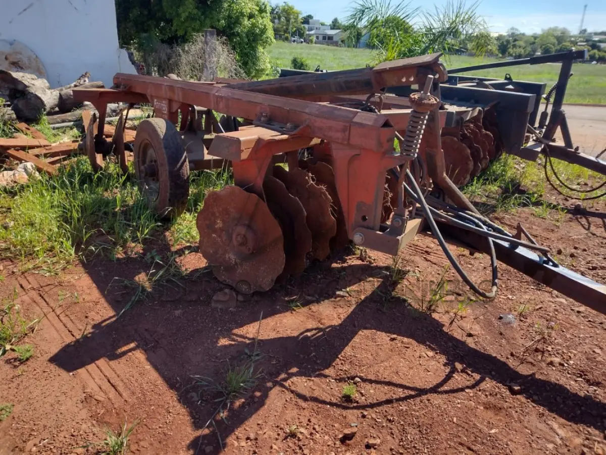 LOTE 022 - Grade Aradora Hird c/16 discos