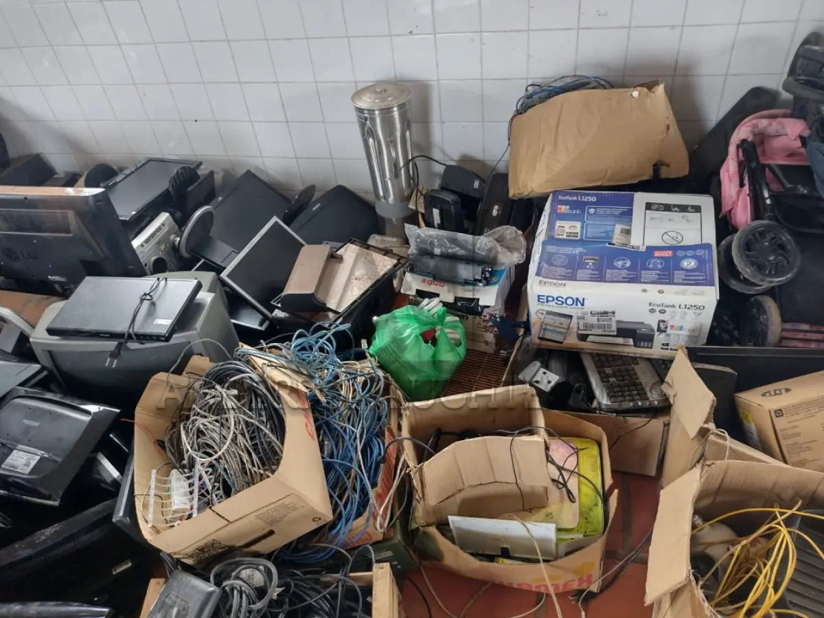 LOTE 026 - Sucatas de eletrônicos diversos