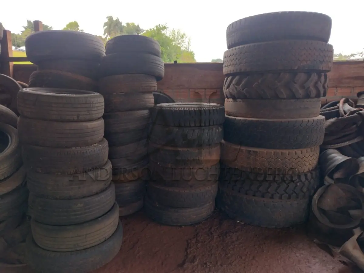 LOTE 028 - 70 pneus tamanhos diversos